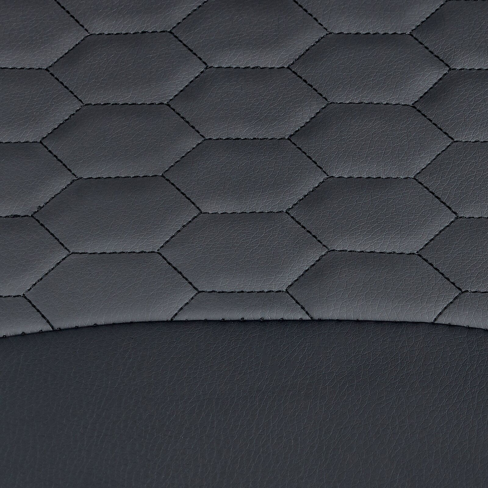 Nahaufnahme der Rückenlehne eines Gaming Stuhls mit sechseckigem Muster, von vorne betrachtet.