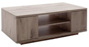 Rechteckiger Couchtisch aus grauem Holz mit abgerundeten Kanten und offenem Ablagefach, Ansicht schräg von vorne