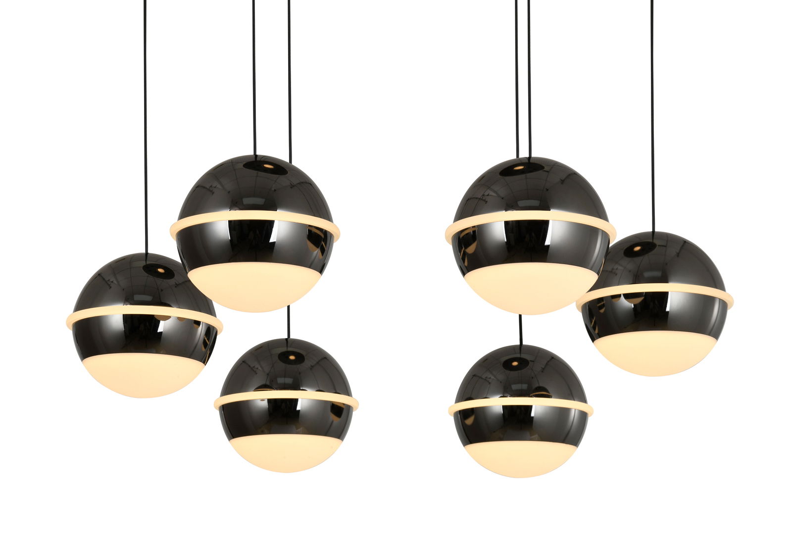 Moderne LED-Pendelleuchte mit sechs kugelförmigen, schwarz glänzenden Lampenschirmen, von unten betrachtet.