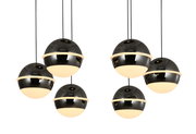 Moderne LED-Pendelleuchte mit sechs kugelförmigen, schwarz glänzenden Lampenschirmen, von unten betrachtet.