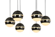 Moderne LED-Pendelleuchte mit sechs kugelförmigen, schwarz glänzenden Lampenschirmen, von unten betrachtet.