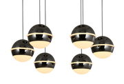 Moderne LED-Pendelleuchte mit sechs kugelförmigen, schwarz glänzenden Lampenschirmen, von unten betrachtet.
