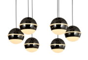 Moderne LED-hanglamp met zes bolvormige, glanzend zwarte lampenkappen, gezien van onderaf.