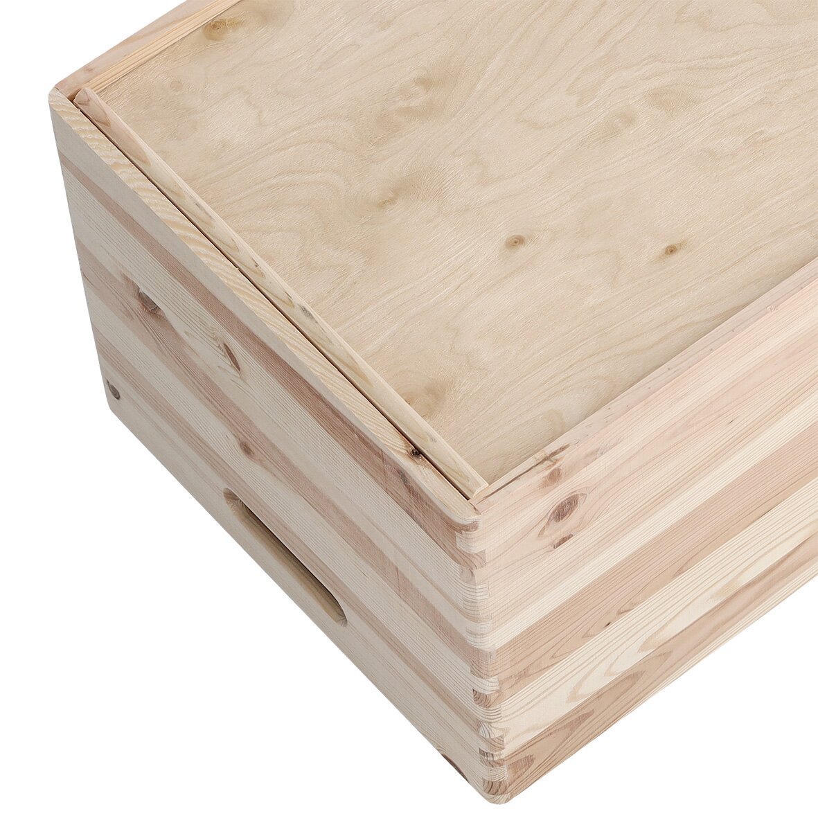 Holzkiste aus hellem Holz mit Deckel, perspektivisch von oben fotografiert