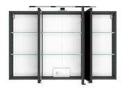 Spiegelschrank mit drei Türen, teilweise geöffnet, mit Glasregalen und integrierter Steckdose, Frontalansicht