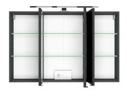 Spiegelschrank mit drei Türen, teilweise geöffnet, mit Glasregalen und integrierter Steckdose, Frontalansicht