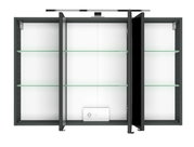 Spiegelschrank mit drei Türen, teilweise geöffnet, mit Glasregalen und integrierter Steckdose, Frontalansicht