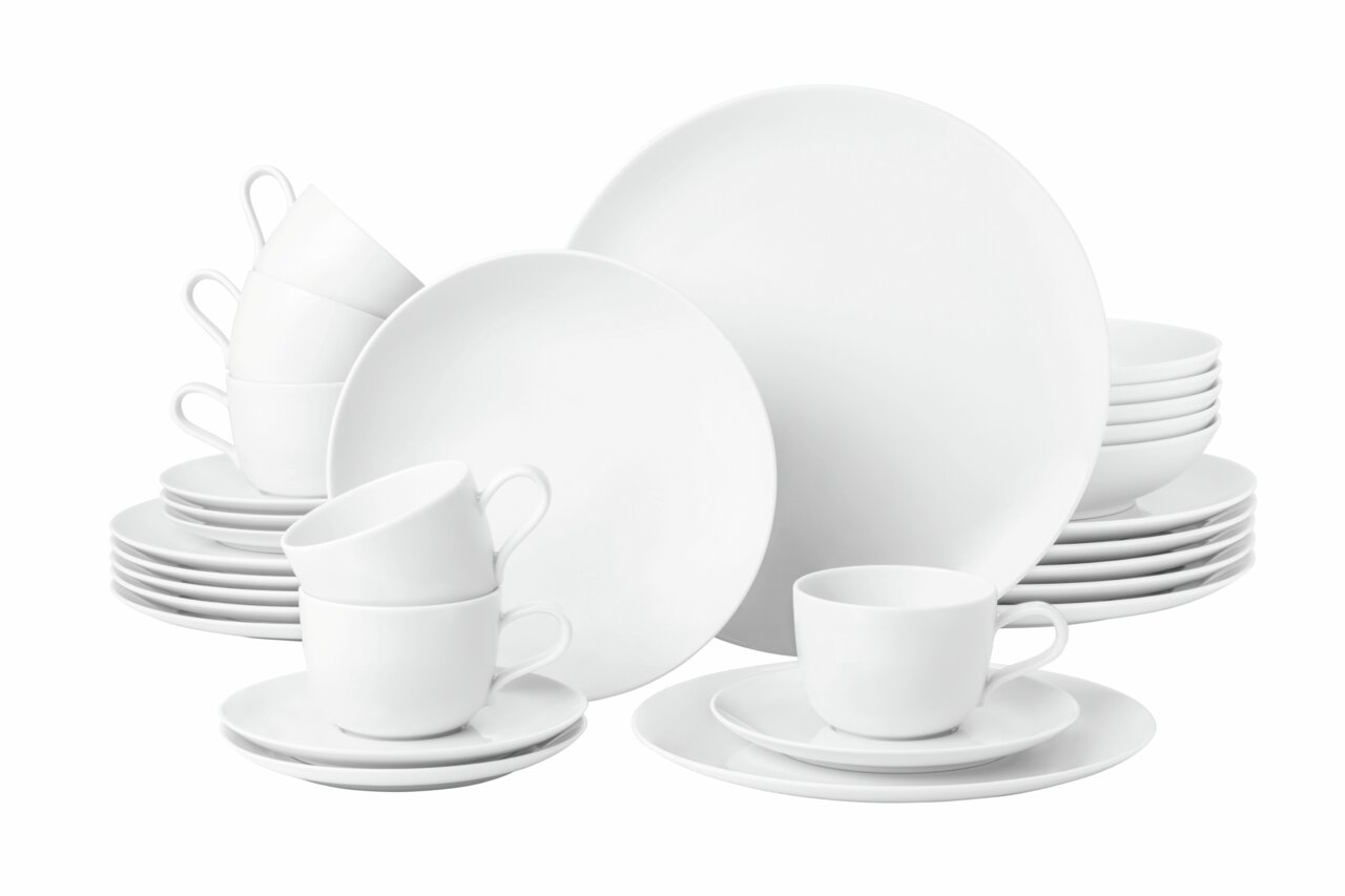Weißes 30-teiliges Kombiservice bestehend aus Tellern, Tassen und Untertassen, frontal präsentiert.