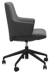 Seitenansicht eines modernen, grauen Home Office Sessels mit Rollen und Armlehnen