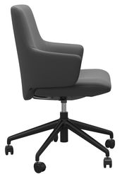 Seitenansicht eines modernen, grauen Home Office Sessels mit Rollen und Armlehnen