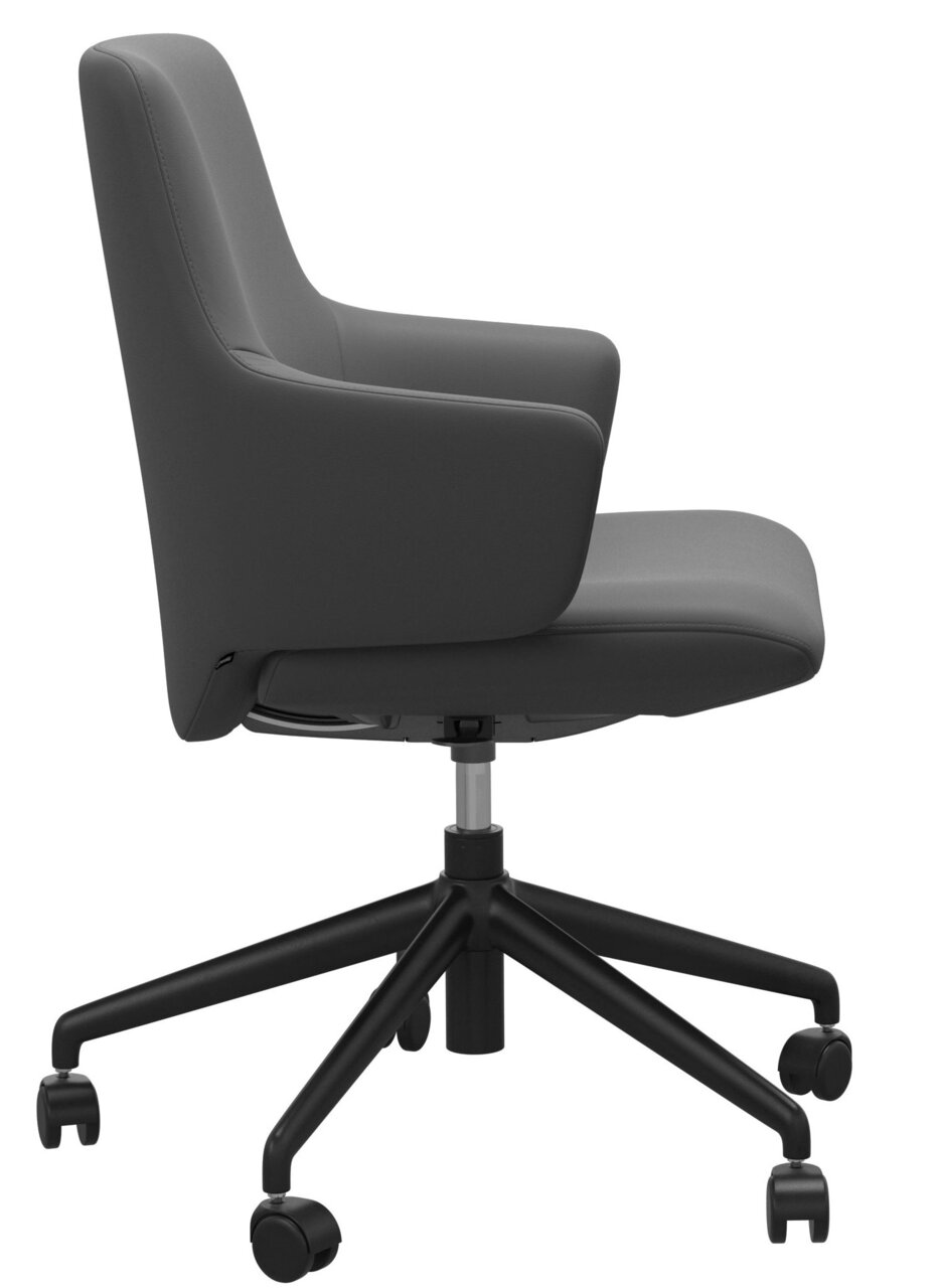 Zijaanzicht van een moderne, grijze thuiskantoorfauteuil met wieltjes en armleuningen