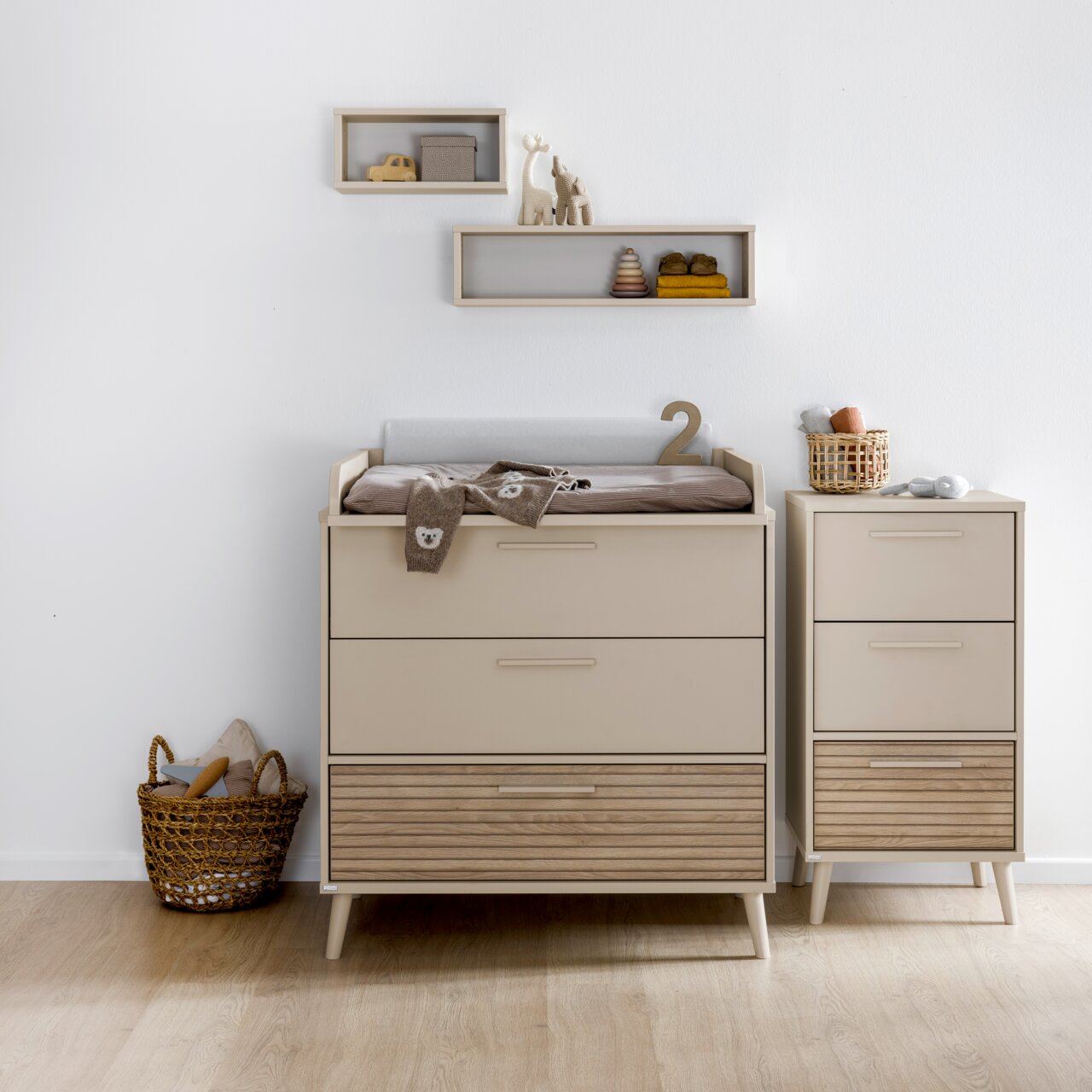 Kommode in hellem Holzton mit drei Schubladen, Wickelauflage oben, seitliche Perspektive