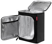 Schwarze Kühltasche mit geöffnetem Deckel und Front, silberne Isolierung sichtbar, seitliche Perspektive