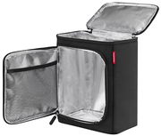 Schwarze Kühltasche mit geöffnetem Deckel und Front, silberne Isolierung sichtbar, seitliche Perspektive