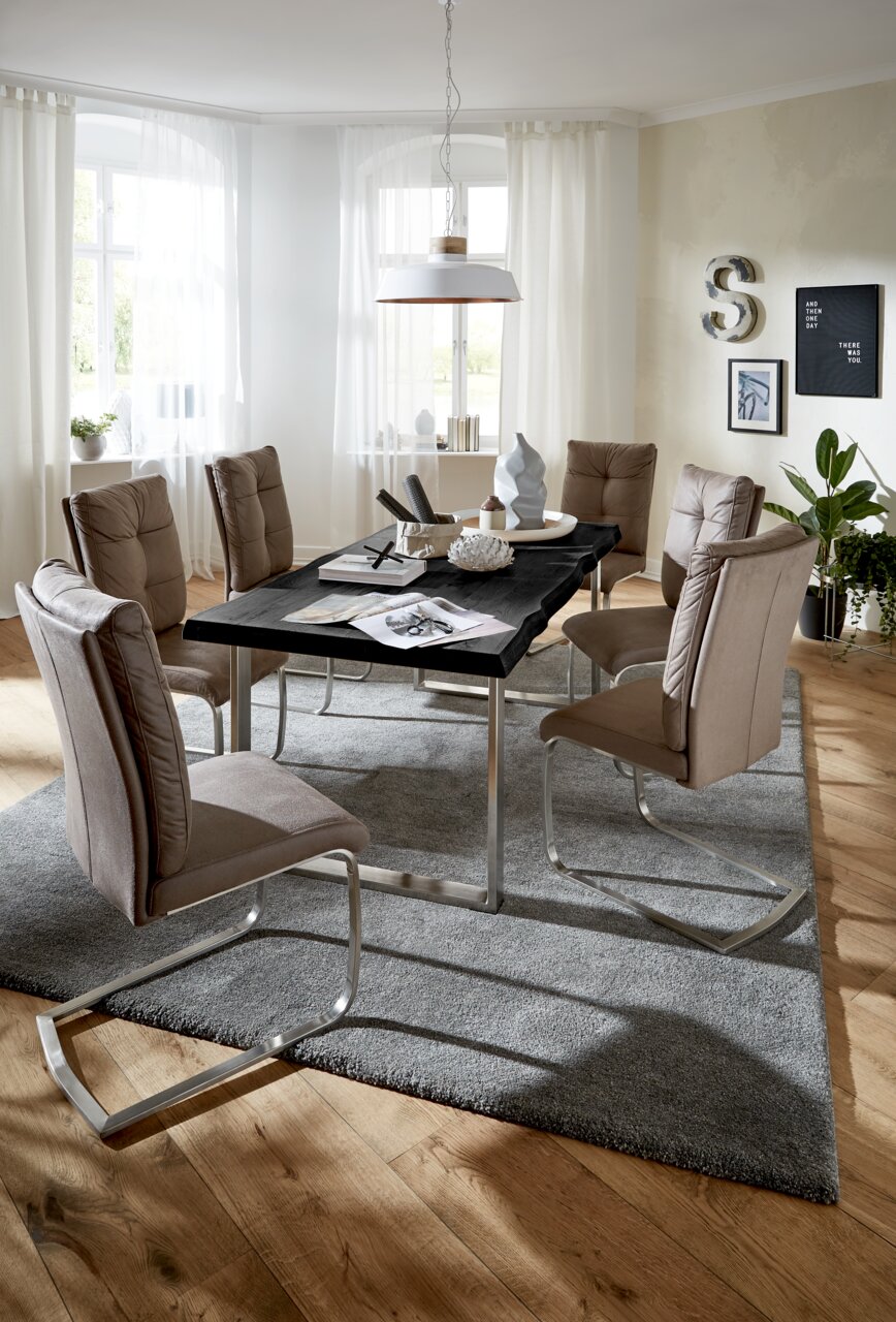 Esszimmer mit modernem Tisch und sechs gepolsterten Stühlen, Tischplatte in Holzoptik, seitliche Perspektive