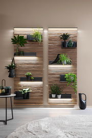 Lamellen-Paneel mit integrierter Beleuchtung und Pflanzen, frontal betrachtet.