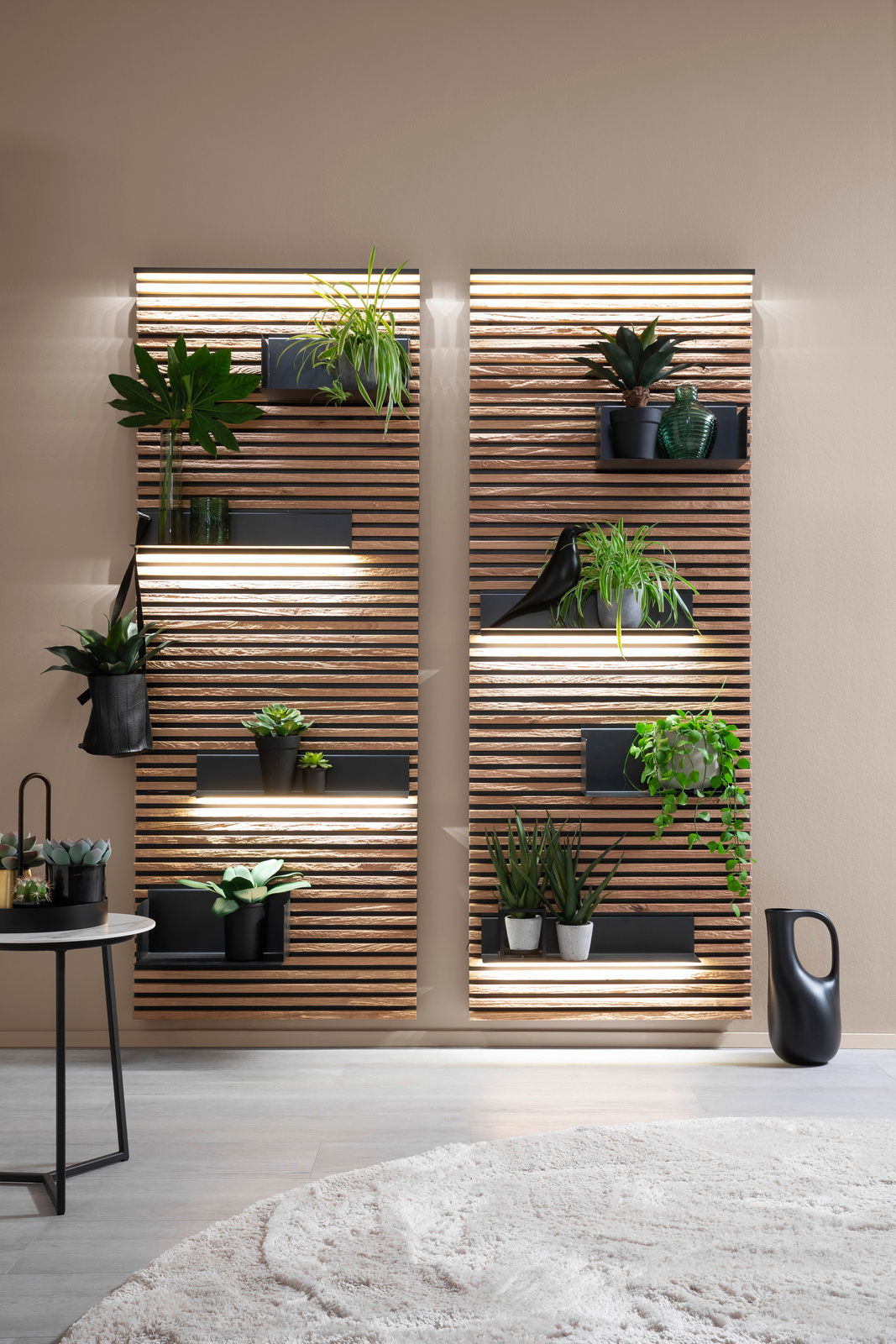 Lamellen-Paneel mit integrierter Beleuchtung und Pflanzen, frontal betrachtet.