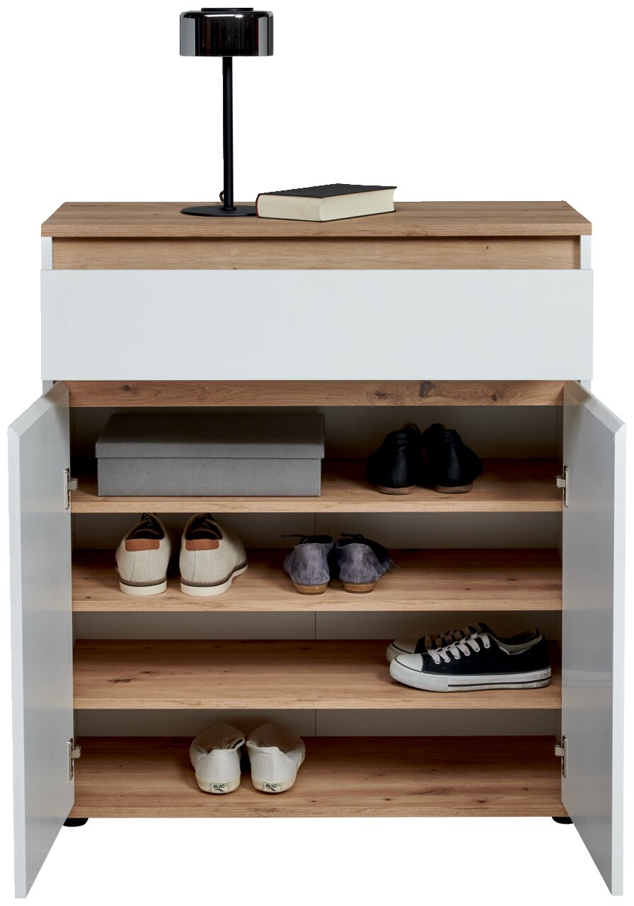 Commode met witte voorkant en houten afwerking; de open deuren geven zicht op verschillende planken met schoenen en een doos, met daarop een lamp en een boek; vooraanzicht