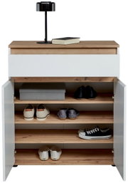 Commode met witte voorkant en houten afwerking; de open deuren geven zicht op verschillende planken met schoenen en een doos, met daarop een lamp en een boek; vooraanzicht