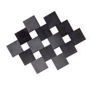Moderne geometrische Wanddekoration aus überlappenden schwarzen und anthrazitfarbenen Metallquadraten mit gebürsteter Oberfläche, frontal vor weißem Hintergrund dargestellt