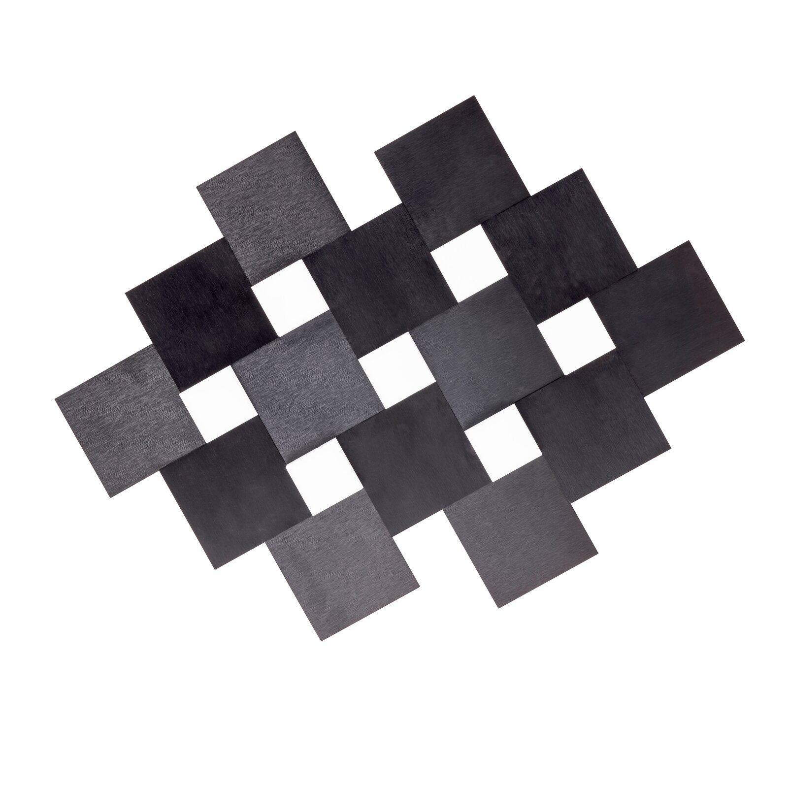 Moderne geometrische Wanddekoration aus überlappenden schwarzen und anthrazitfarbenen Metallquadraten mit gebürsteter Oberfläche, frontal vor weißem Hintergrund dargestellt