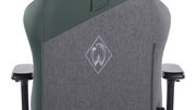 Rückansicht eines Gaming-Stuhls mit grauem Stoff und grünem Kunstleder, Armlehnen sichtbar.