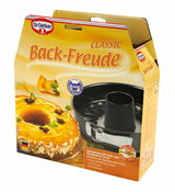 Verpackung der Dr. Oetker Back-Freude Classic Springform mit Flach- und Rohrboden, 28 cm, aus seitlicher Perspektive.