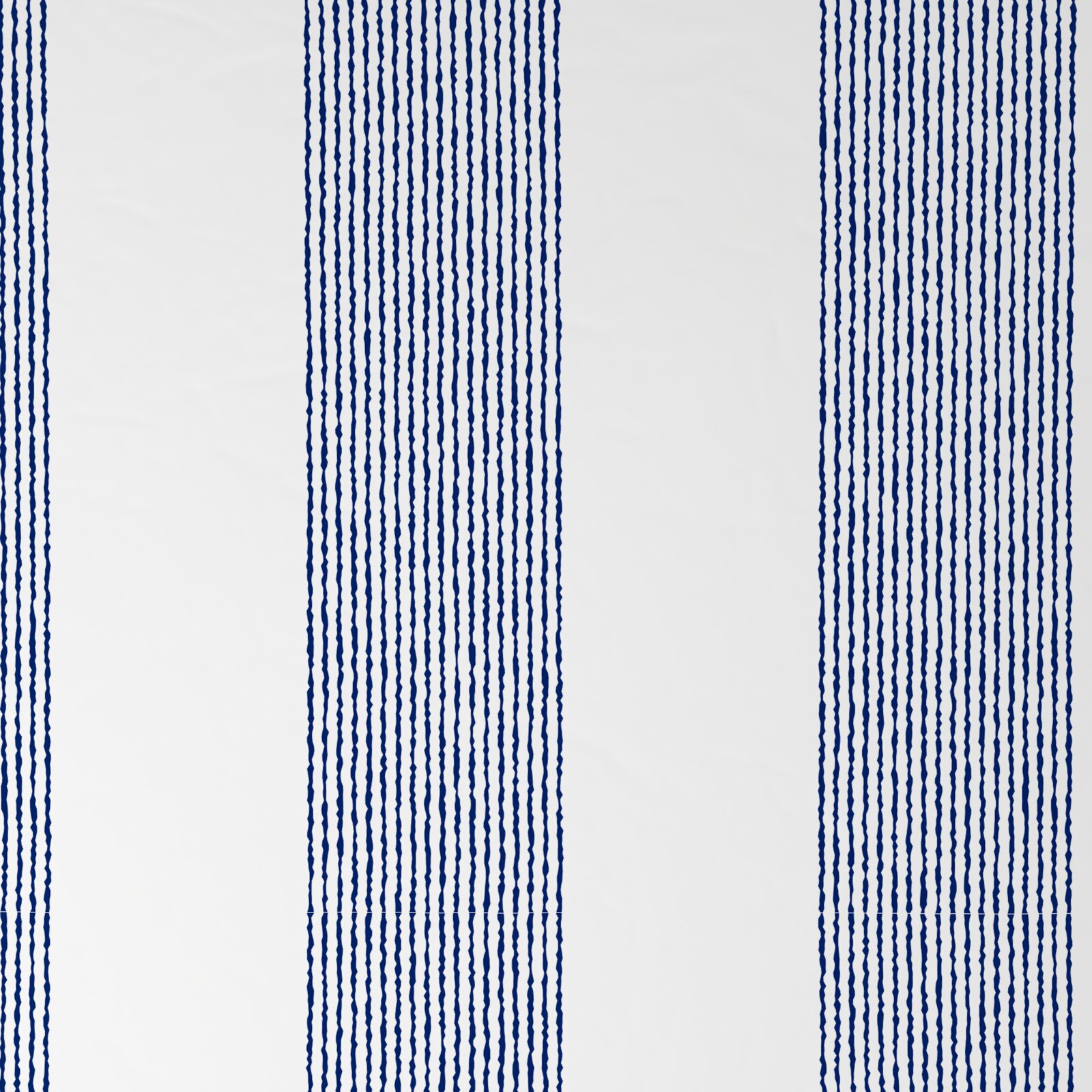 Weißer Stoff mit vertikalen, dunkelblauen Streifen in unregelmäßiger Linienstruktur, flach von oben fotografiert (Draufsicht).
