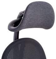 Nahaufnahme eines grauen Drehstuhls mit Kopfstütze, seitliche Perspektive