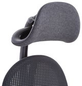 Nahaufnahme eines grauen Drehstuhls mit Kopfstütze, seitliche Perspektive