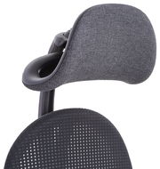 Nahaufnahme eines grauen Drehstuhls mit Kopfstütze, seitliche Perspektive