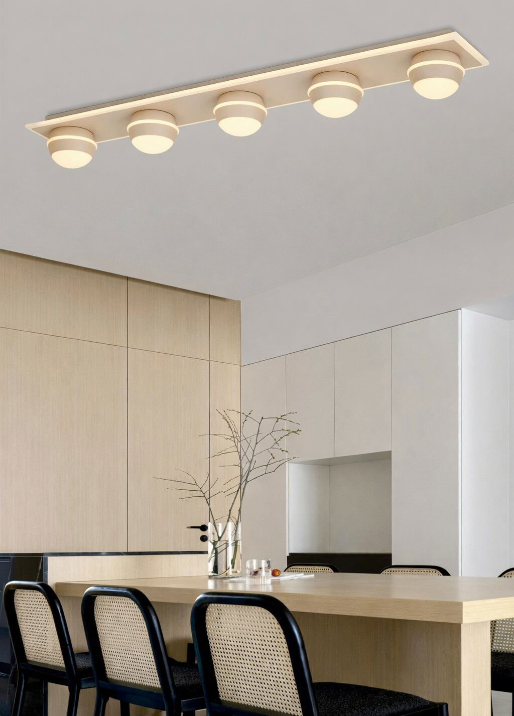 Moderne LED-Deckenleuchte mit vier runden Leuchtkörpern, von unten betrachtet in einem stilvollen Esszimmer.