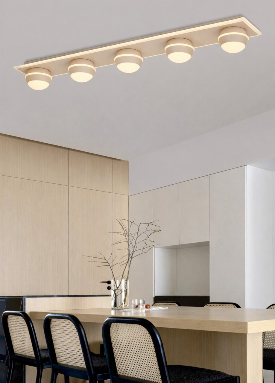 Moderne led-plafondlamp met vier ronde lampen, van onderaf gezien in een stijlvolle eetkamer.