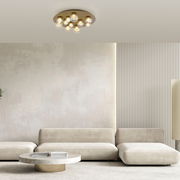 Moderne LED-Deckenleuchte mit mehreren kugelförmigen Leuchten, von unten betrachtet in einem stilvollen Wohnzimmer.