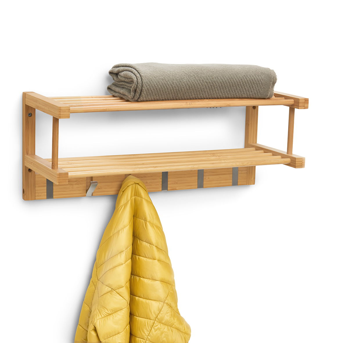 Wandgarderobe aus Bambus mit zwei Ablagen, einer grauen Decke und einem gelben Mantel, seitliche Perspektive