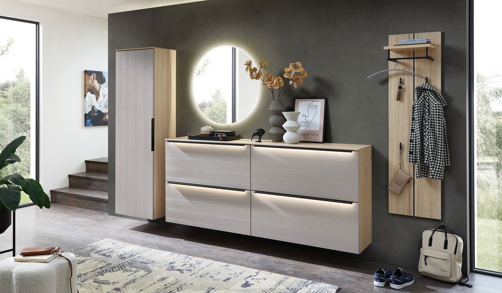 Moderne Garderobenkombination mit Hängeschrank, Schuhschrank und Garderobenpaneel in heller Holzoptik, seitliche Perspektive