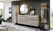 Moderne garderobecombinatie met hangkast, schoenenkast en garderobepaneel in lichte houtlook, zijaanzicht