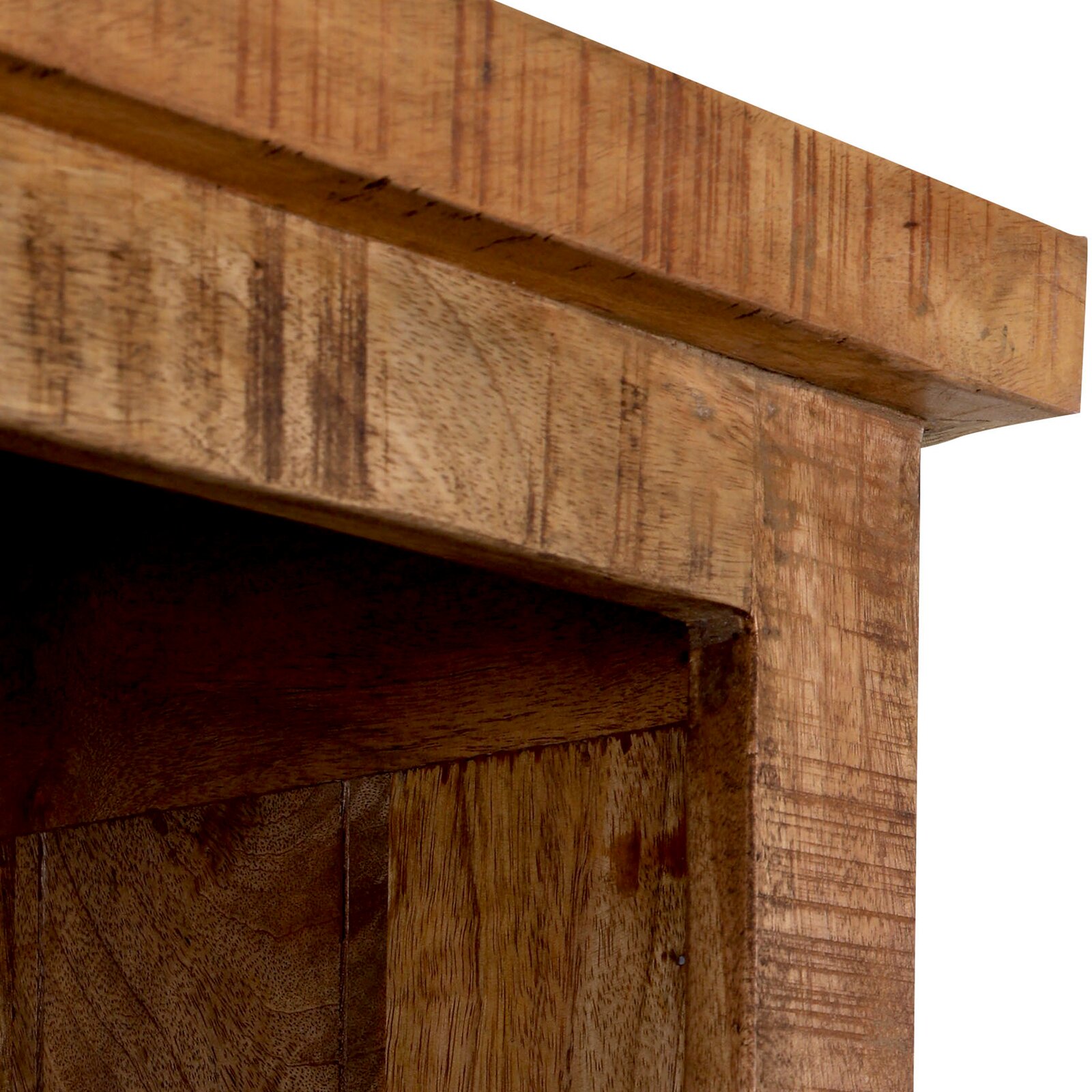 Nahaufnahme eines Regals aus Holz mit natürlicher Maserung, Perspektive von unten.