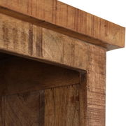 Nahaufnahme eines Regals aus Holz mit natürlicher Maserung, Perspektive von unten.