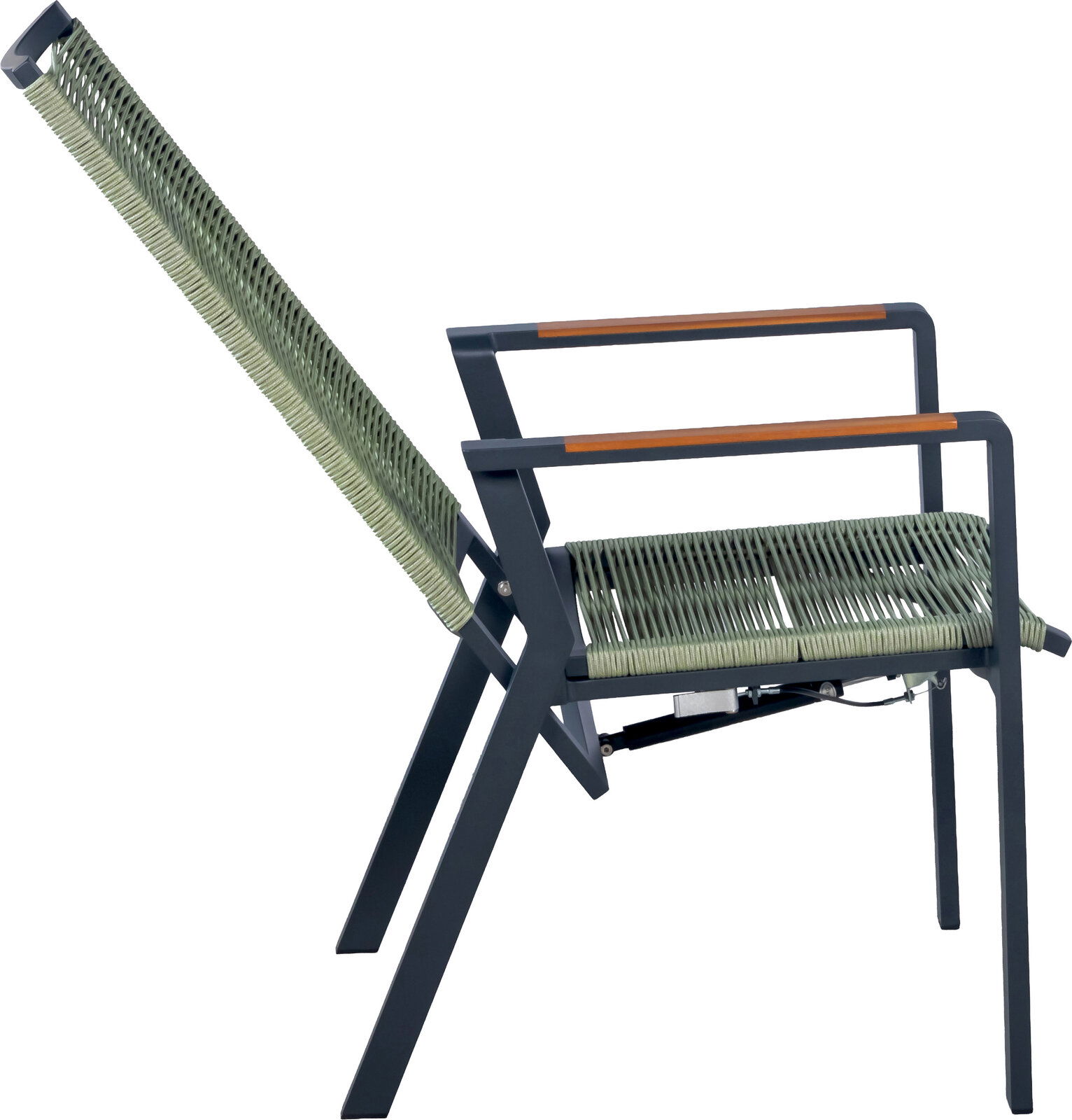 Verstellbarer Outdoor-Sessel mit dunkelgrauem Metallgestell, Armlehnen mit Holzauflage und grünem Seilgeflecht an Sitz und Rückenlehne, seitliche Ansicht in leicht schräger Perspektive mit nach hinten geneigter Rückenlehne vor weißem Hintergrund