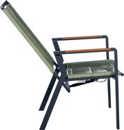Verstellbarer Outdoor-Sessel mit dunkelgrauem Metallgestell, Armlehnen mit Holzauflage und grünem Seilgeflecht an Sitz und Rückenlehne, seitliche Ansicht in leicht schräger Perspektive mit nach hinten geneigter Rückenlehne vor weißem Hintergrund