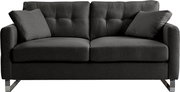 Dunkelgraues 2-Sitzer-Stoffsofa mit zwei Kissen, gesteppter Rückenlehne und Metallfüßen, Frontansicht.