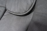 Nahaufnahme der grauen Lederpolsterung eines Chefsessels, Detailansicht der Sitzfläche