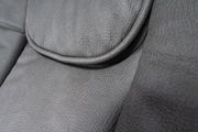 Nahaufnahme der grauen Lederpolsterung eines Chefsessels, Detailansicht der Sitzfläche