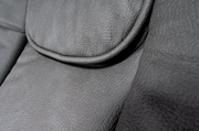 Nahaufnahme der grauen Lederpolsterung eines Chefsessels, Detailansicht der Sitzfläche