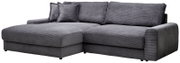 Graues Ecksofa mit linksseitiger Ottomane, Cordbezug, breiten Armlehnen und drei Rückenkissen, freigestellt auf weißem Hintergrund, in frontaler Schrägansicht von vorn.