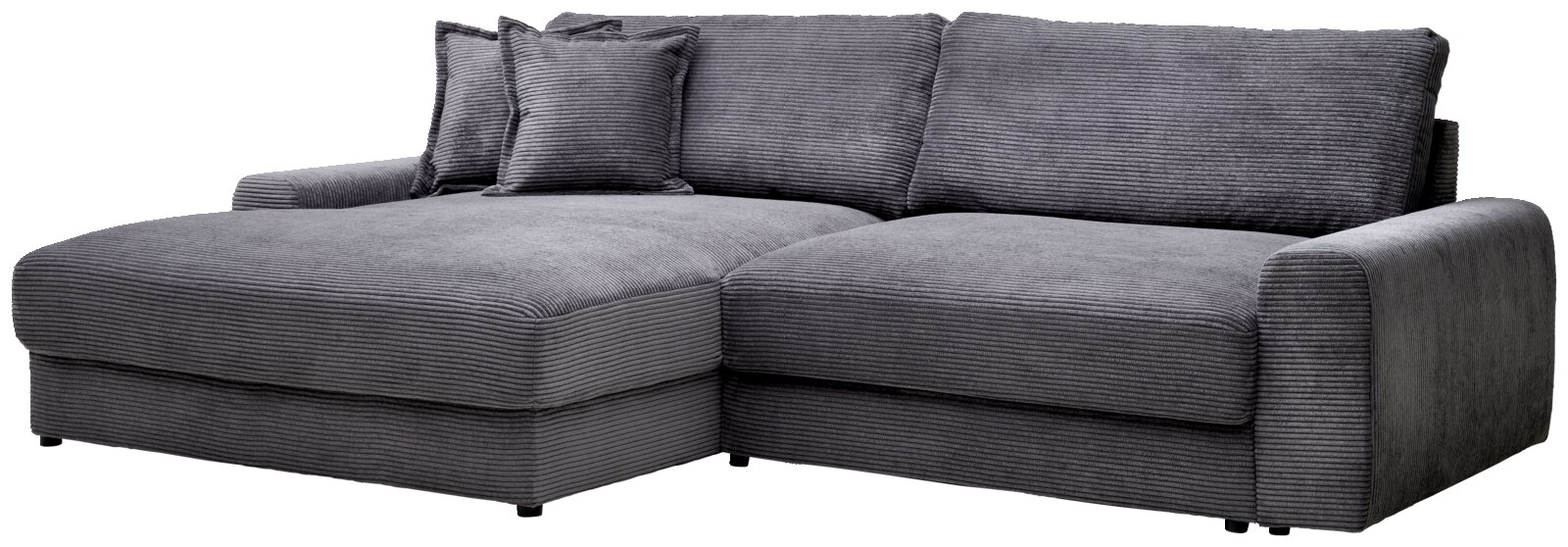 Graues Ecksofa mit linksseitiger Ottomane, Cordbezug, breiten Armlehnen und drei Rückenkissen, freigestellt auf weißem Hintergrund, in frontaler Schrägansicht von vorn.