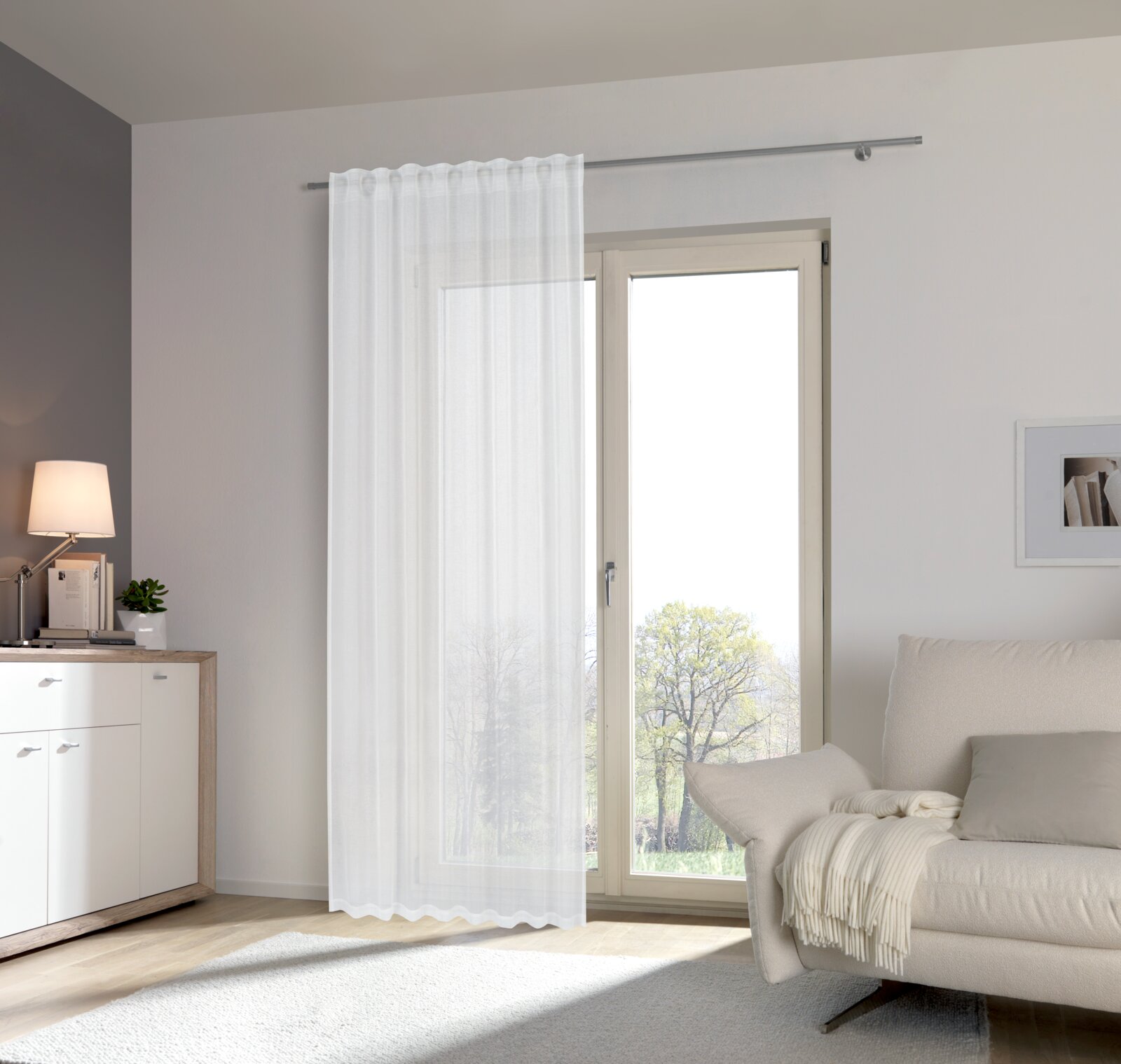 Novel Fertigvorhang Weißer Fertigvorhang 135x245cm an einem Fenster in einem modernen Wohnzimmer, seitliche Perspektive