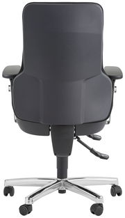 Rückansicht eines modernen Drehsessels mit schwarzer Rückenlehne und verchromtem Fußkreuz auf Rollen.