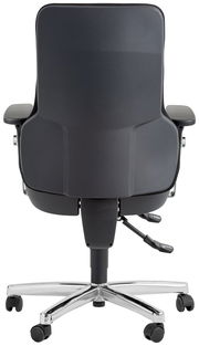 Rückansicht eines modernen Drehsessels mit schwarzer Rückenlehne und verchromtem Fußkreuz auf Rollen.